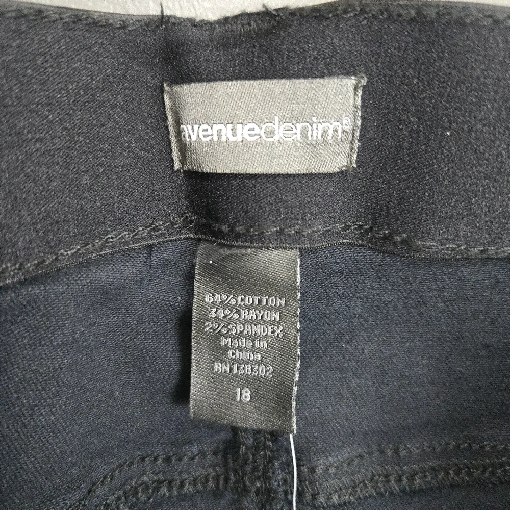 Avenue Black Capris Size 18